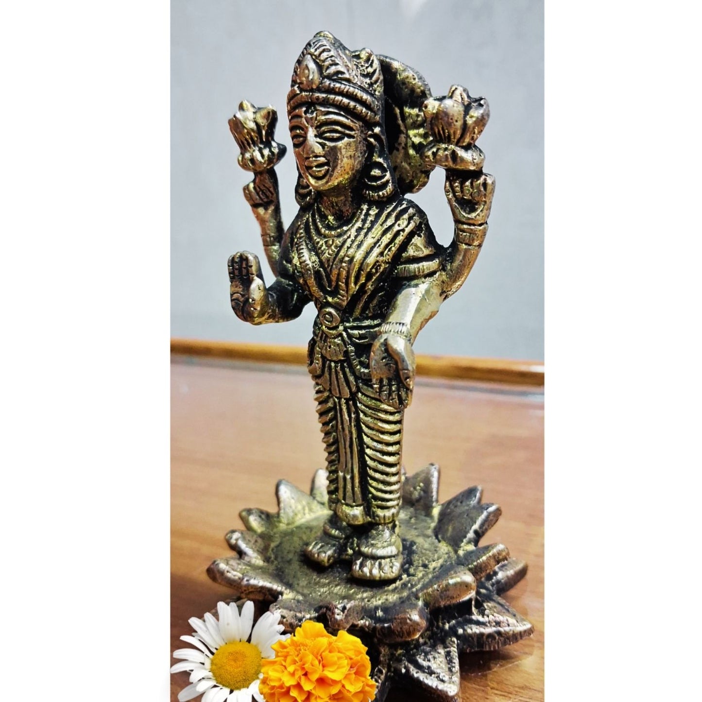 Brass Goddess Lakshmi Idol on Lotus – Antique Finish Maa Laxmi Murti for Pooja, Wealth & Prosperity